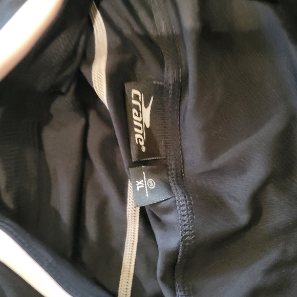 Black Leggings with Curved Design Moisture-Wicking Fabric - Picture 5 of 8